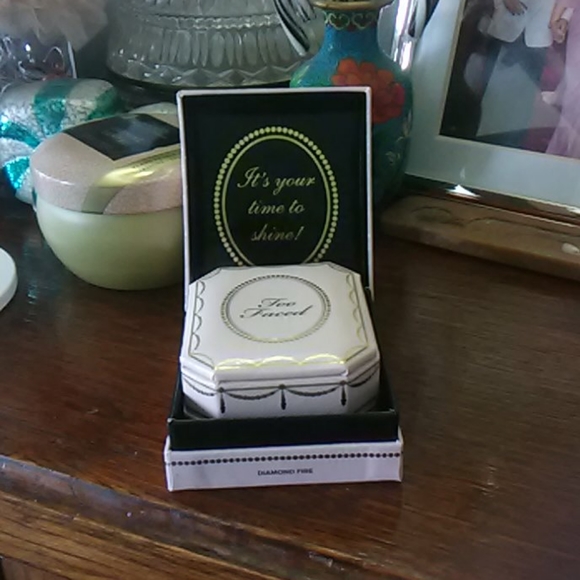 Too Faced Diamond Highlighter - Picture 2 of 5